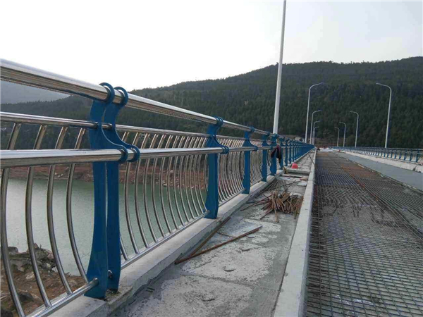 武汉不锈钢桥梁护栏的特点及其在桥梁安全中的重要作用