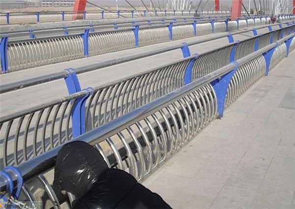 武汉不锈钢复合管护栏一种安全而耐用的防护解决方案